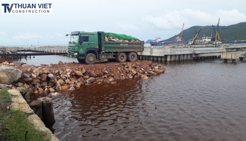 GIẢI PHÁP THI CÔNG KÈ VEN BIỂN BẰNG CỪ VÁN SW840B KẾT HỢP CỌC NEO D600C