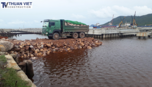 GIẢI PHÁP THI CÔNG KÈ VEN BIỂN BẰNG CỪ VÁN SW840B KẾT HỢP CỌC NEO D600C