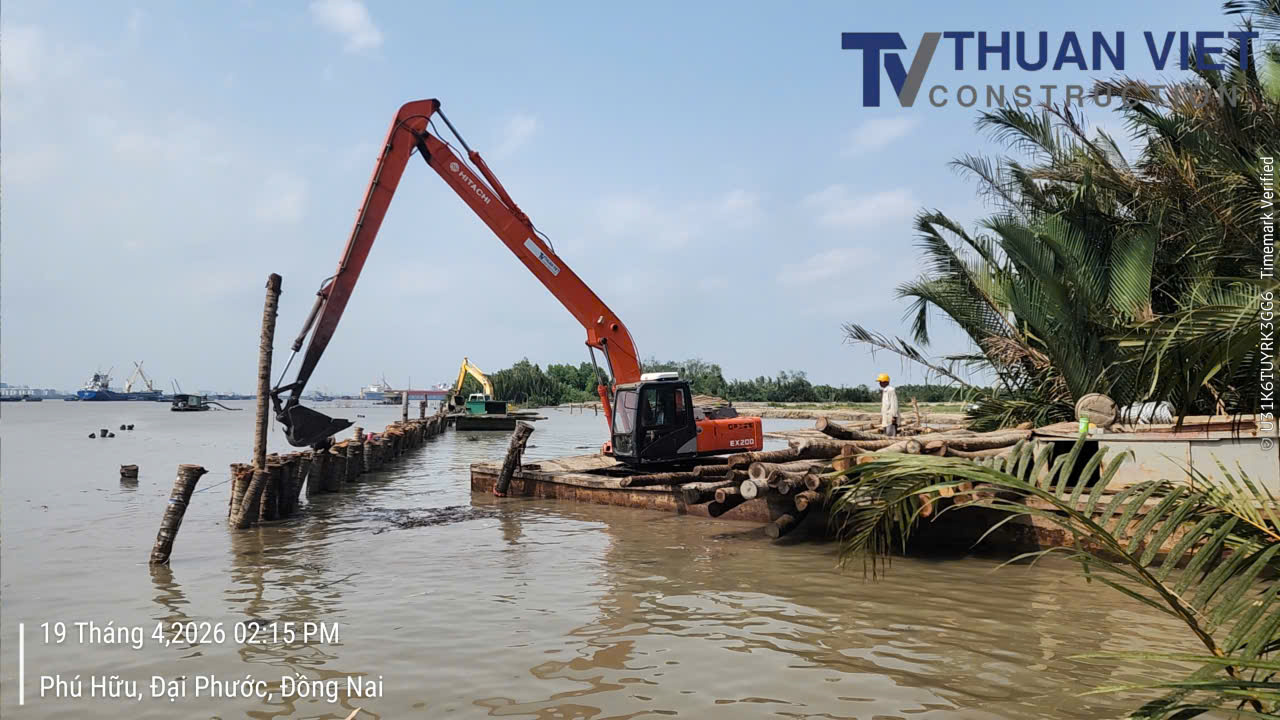 Xe đào trên chẹc thi công đóng cừ dừa tại Đại Phước, Đồng Nai